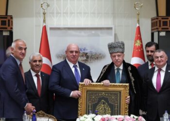 Kalpak Sembolüyle Mesaj: Tarihi Kabul Anlamı ve Türkiye’nin Liderliği