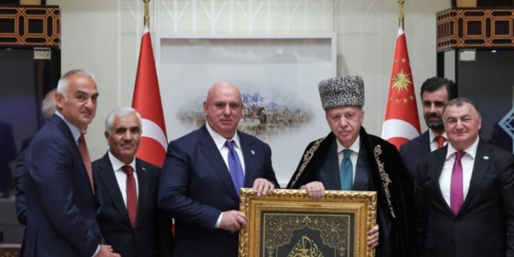 Kalpak Sembolüyle Mesaj: Tarihi Kabul Anlamı ve Türkiye’nin Liderliği