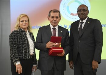 Galatasaray Başkanı Dursun Özbek’e Uluslararası Frankofon Şahsiyeti Ödülü