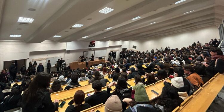 QR Kodlu Yoklama Sistemi: Üniversiteler Hayalet Katılıma Son Veriyor