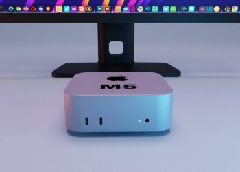 Monitorun altinda Apple logolu M5 yazili kompakt mini bilgisayar ve masaustu.