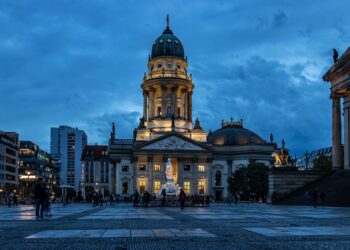 Almanya Berlin'deki tarihi bir yapının akşam saatlerindeki mavi tonlu görünümü.