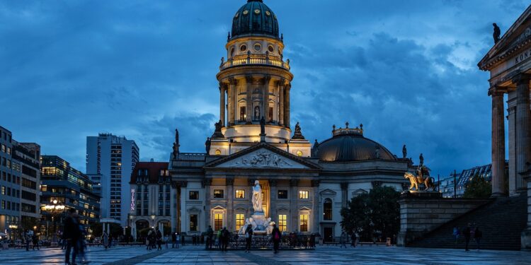 Almanya Berlin'deki tarihi bir yapının akşam saatlerindeki mavi tonlu görünümü.