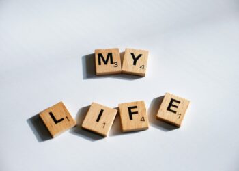 Beyaz bir zemin üzerinde ahşap harflerden oluşan My Life yazısı.