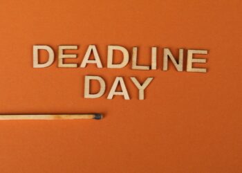 Turuncu zemin üzerinde ahşap harflerle deadline day yazısı ve kibrit.