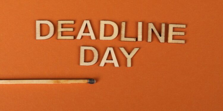 Turuncu zemin üzerinde ahşap harflerle deadline day yazısı ve kibrit.