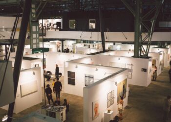 Geniş bir alanda düzenlenen büyük sanat sergisinin yukarıdan çekilmiş genel görünümü.