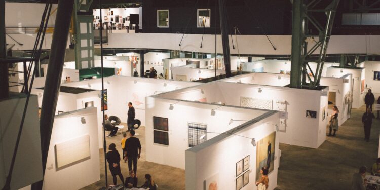Geniş bir alanda düzenlenen büyük sanat sergisinin yukarıdan çekilmiş genel görünümü.