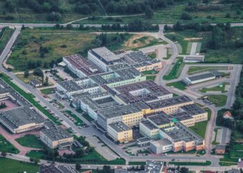 Havadan çekilmiş büyük bir şehir hastanesi ve çevresindeki binalar kompleksi.