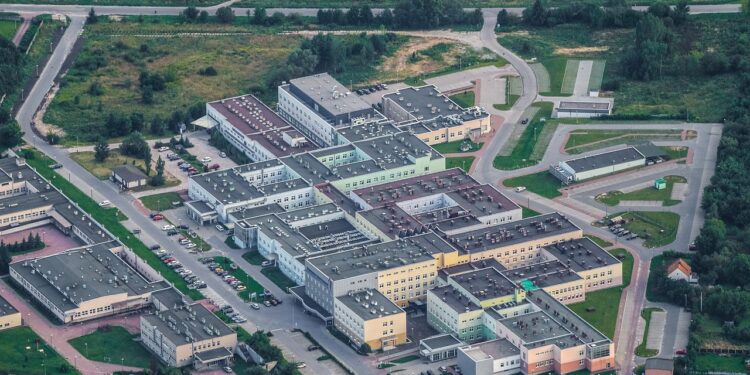 Havadan çekilmiş büyük bir şehir hastanesi ve çevresindeki binalar kompleksi.