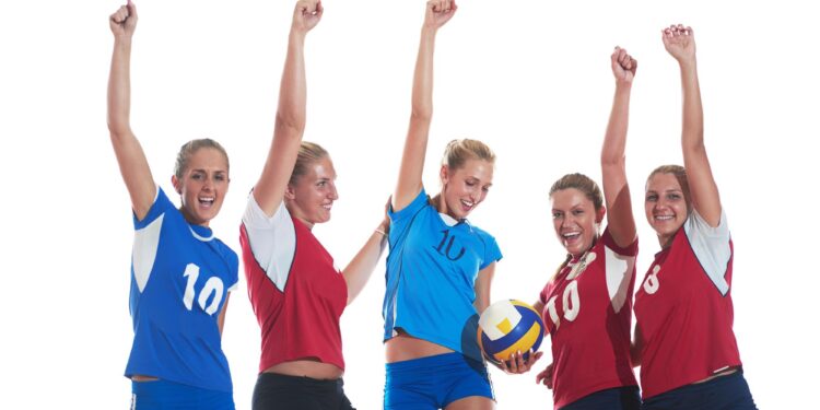 Kollarını havaya kaldırarak sevinç çığlığı atan kadın voleybolcular.