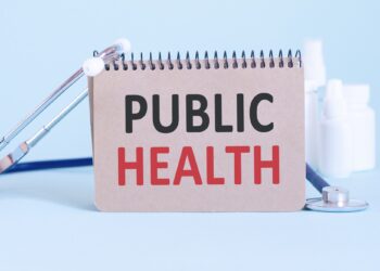 Üzerinde 'Public Health' yazan bloknot ve yanında bir stetoskop duruyor.