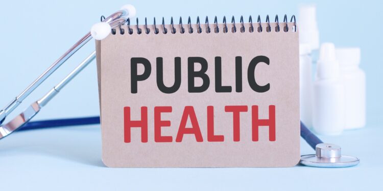 Üzerinde 'Public Health' yazan bloknot ve yanında bir stetoskop duruyor.