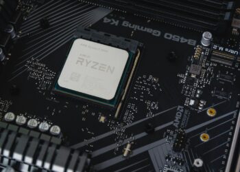 Anakart üzerindeki AM4 soketine yerleştirilmiş AMD Ryzen işlemcinin üstten görünümü.