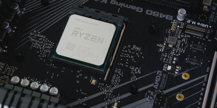 Anakart üzerindeki AM4 soketine yerleştirilmiş AMD Ryzen işlemcinin üstten görünümü.
