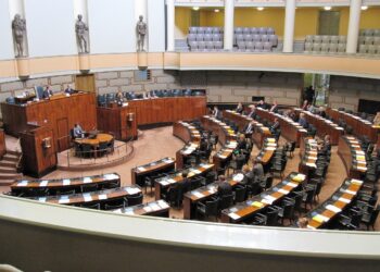 Parlamento binası içindeki geniş oturma düzeni ve koltuklar.