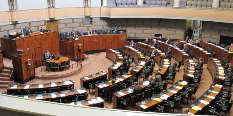 Parlamento binası içindeki geniş oturma düzeni ve koltuklar.