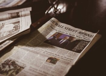 Masada duran The Wall Street Journal gazetesi ve manşet haberi.