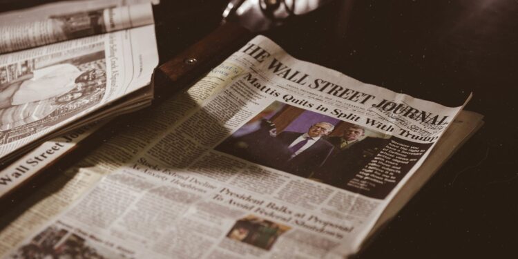 Masada duran The Wall Street Journal gazetesi ve manşet haberi.