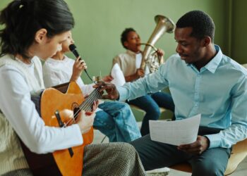 Bir müzik öğretmeninin çocuklara enstrüman çalmayı öğrettiği neşeli müzik dersi.
