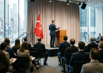 New York'taki yatırım konferansında konuşma yapan bir yetkili ve dinleyiciler.