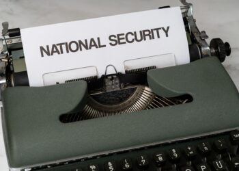 Daktilonun üzerinde National Security yazılı kağıt bulunan yakın çekim kare.