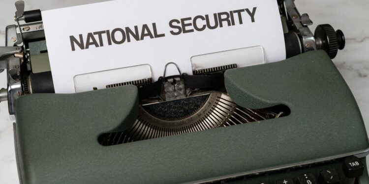 Daktilonun üzerinde National Security yazılı kağıt bulunan yakın çekim kare.