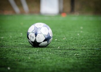 Çim sahada duran Şampiyonlar Ligi logolu futbol topu yakın planı