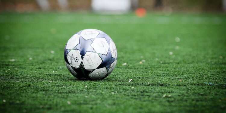 Çim sahada duran Şampiyonlar Ligi logolu futbol topu yakın planı