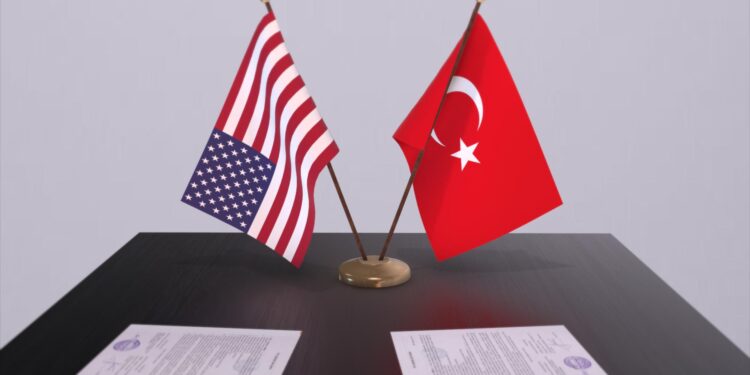 Masada duran ABD ve Türkiye bayrakları ile resmi evraklar