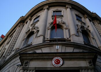 Tarihi binada asılı Türk bayrağı ve resmi kurum tabelası