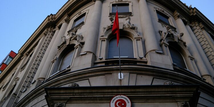 Tarihi binada asılı Türk bayrağı ve resmi kurum tabelası