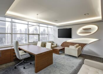 Şehir manzaralı modern bir ofis odası ve çalışma masası