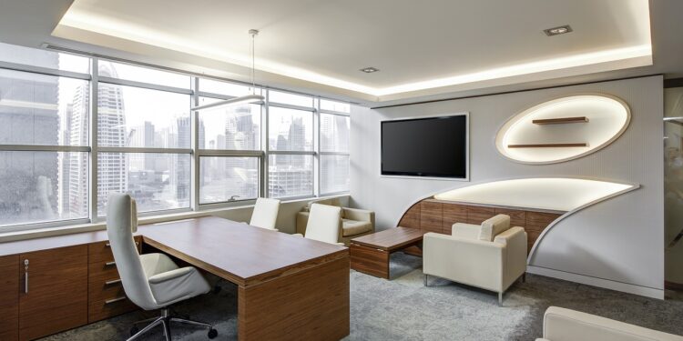 Şehir manzaralı modern bir ofis odası ve çalışma masası