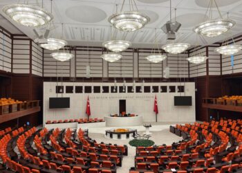 Türkiye Büyük Millet Meclisi'nin genel kurul salonunun geniş açılı iç mekan görüntüsü