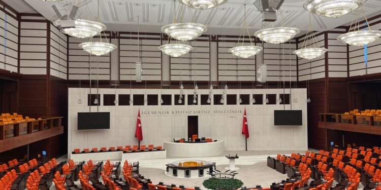 Türkiye Büyük Millet Meclisi'nin genel kurul salonunun geniş açılı iç mekan görüntüsü