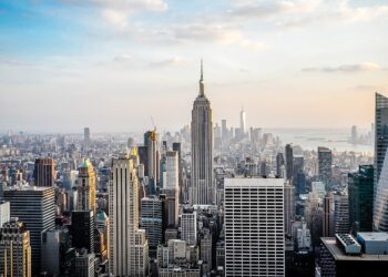 New York şehir silüeti ve gökdelenlerin genel görünümü, gündüz vakti.
